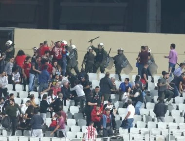 «Άγριες» συμπλοκές οπαδών στην Πάτρα - Ένταση, χημικά και διακοπή στο Παναχαϊκή – Ολυμπιακός (φώτο)